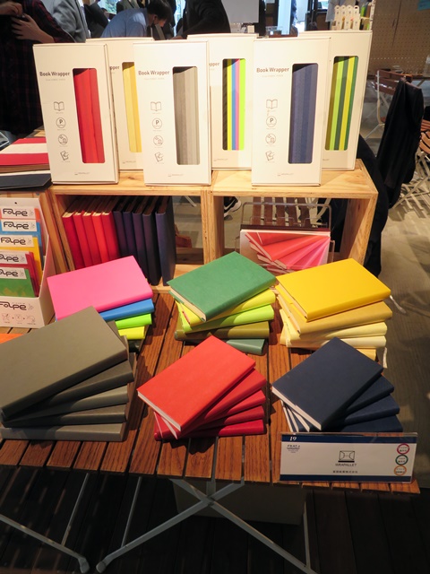 紙屋がセレクトしてたブックカバーセット「Book Wrapper」。セットの色はグラデーションになっているので、持ち運ばない本もインテリアにとけこみます。本のある生活がもっと豊かに。富国紙業