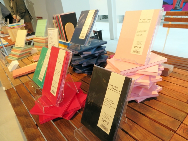 「カラーマニアさんのためのノート」カバー・帯・表紙・ドット罫線、すべて一色のノート。国宝堂