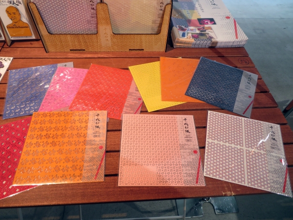 繊細な和柄文様をレーザー加工により透し彫りを施した芸術的な「千代切紙（3枚入り）」（900円税抜）バックストリートファクトリー