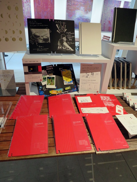 ノートとキャンバスとスクラップを一冊で楽しめる「Sara book」。どのページも簡単に取り外せるので、自由に綴じることができます。 思うままに「好き」を集め、好きに綴じ、あなたらしい一冊　Re+g