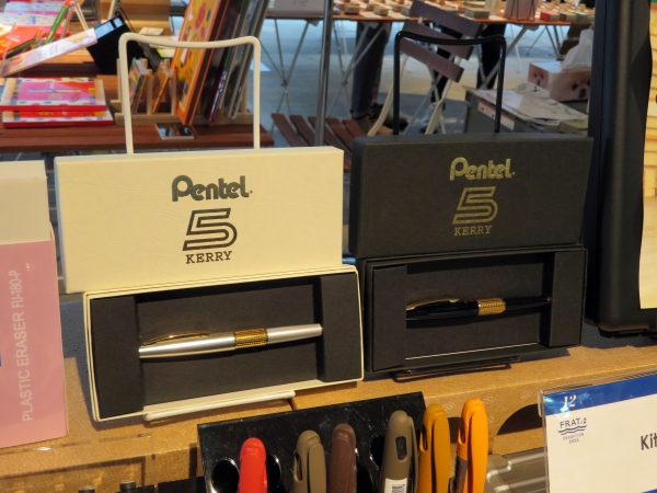 1971年の発売以来、多くのファンに愛されその歴史を積み重ねてきた機能的なキャップ式高級シャープペンシル「万年CIL KERRY」復刻。軸中央部の格子状のローレットと旧ロゴのpentel5 KERRYの刻印に歴史と高級感を感じる1本です　紀寺商事