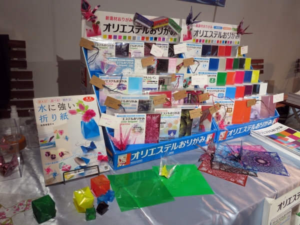 「オリエステルおりがみ」は、水に強くてやぶれにくく、光沢感と透明感のある、ポリエステル製のおりがみ。 安全性にも配慮し、小さいお子様も安心の商品設計。オリエステルおりがみ（東洋紡）