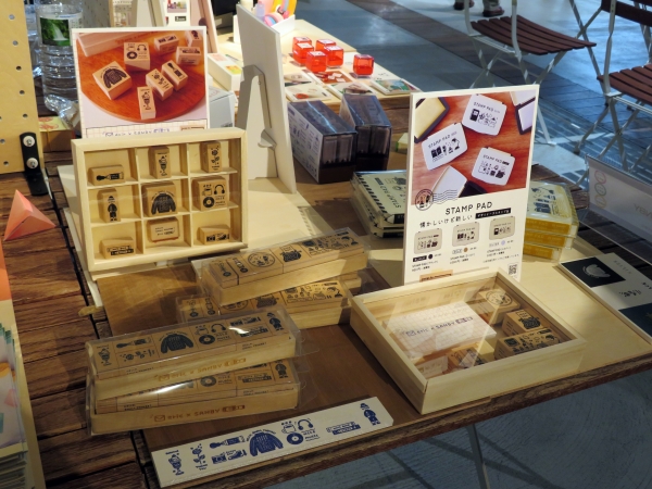 ericさんの作品の特徴のひとつでもある、机の引き出しをひっくり返したような小さなアイテムたち が織りなすワクワクするような世界観を表現。コラボSTAMPセット[eric LABEL]　サンビー