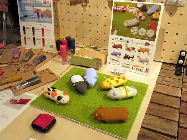 ペタ～と平たいかたちでパペット（人形）のようでペットのようで、ペタっとハンコを捺せる「はんこケース」サンビー