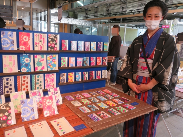 「静岡県三島市で、活版印刷による乙女かわいい紙雑貨を作っています」。大正ロマンを感じる着物姿がステキで思わず声を掛けてしまいました(;^_^A　　乙女印刷