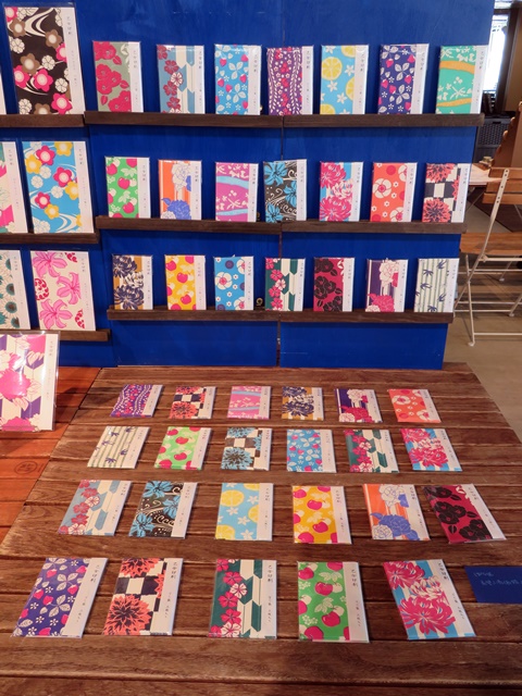 乙女印刷は一枚ずつ、一色ずつ紙に色をのせてプレスする、版画のような印刷で紙雑貨を作っています。活版印刷で作った「乙女印刷ぽち袋」