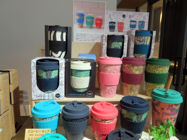 Ecoffee Cup は繰り返し使える新しいタイプのコーヒーカップです。本体は土の中で分解可能なバンブーファイバー（竹の繊維）、コーンスターチ、アミノ酸由来の樹脂などから出来ています。ダイヤモンド