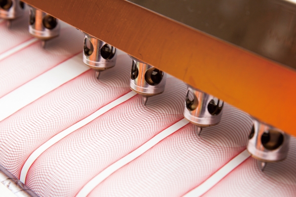 2000年に『サラサ』を発売し、今年で20周年を迎えるサラサシリーズは、さらさらとした軽い書き心地と、濃くあざやかな発色が特長で、学生から社会人まで人気が高いジェルボールペンです。