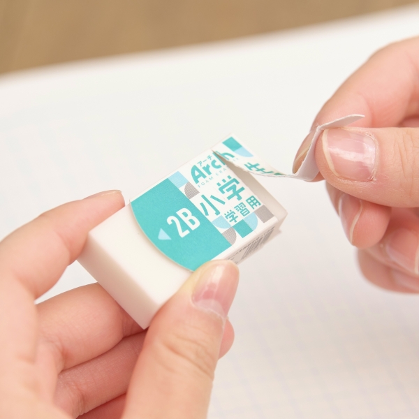 消しゴムが小さくなっても使いやすい、ミシン目付きスリーブ