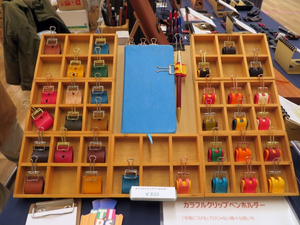 「カンヌ」 脱着可能なカンヌキ式のクリップペンホルダー ノート、バインダー、スクラップブック...いろいろなものにつけられる「工房Q」