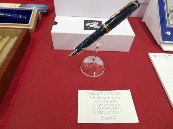 BUNGUBOX オリジナル万年筆『Twinkle Stardust』持ち歩ける小宇宙がコンセプトです。天冠には星の意味を込めたアスタリスクのマークを螺鈿で施しました。