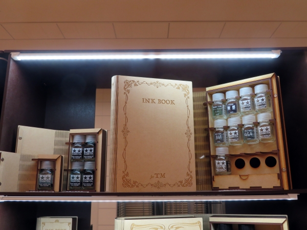 尚貴堂（名古屋）、まるで洋書のような木のインク瓶ケース「INK BOOK for one TM(タミヤ瓶対応)」に、お気に入りのインクを詰め友人にプレゼントすると、その友人もインク沼にハマっていくという...