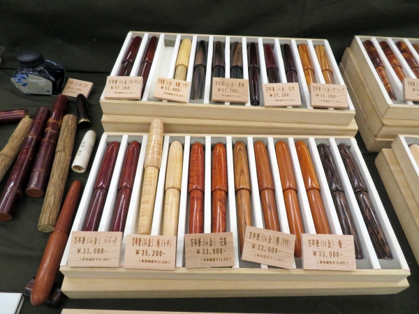 伝統工法ろくろによる木工挽物業。オリジナルの万年筆・ボールペンは紫檀・黒檀・屋久杉等選りすぐりの銘木ならではの素材感を最大限に引き出すべく、一つ一つ丁寧に削り出し製造しています。　平井木工挽物所