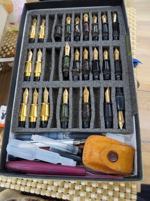 ペン先はドイツ・ボック社の１４金ニブで細字になります。首軸は真鍮に金メッキを施したタイプ、エボナイトの削り出し、アクリルの削り出し、以上３タイプから選べます。平井木工挽物所