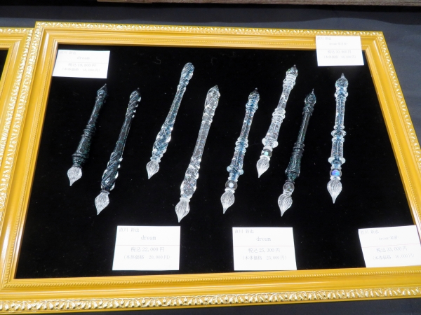 大阪で酸素バーナーによるガラス作品を製作。シンプルなモノからファンタジー色の強いガラスペン等を製作。オパール煌めく「dreamシリーズのガラスペン」ガラス工房LUC