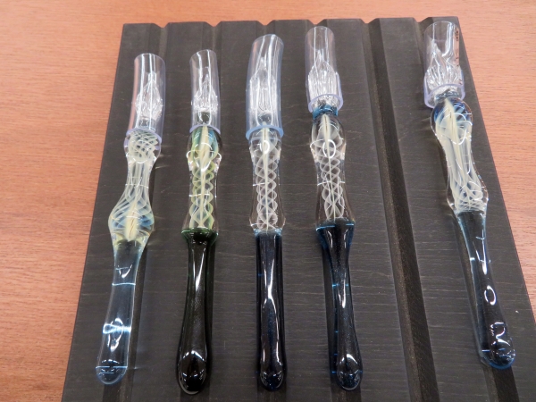 川西硝子のガラスペンはペン先から柄にいたるまで完全な手仕事で作られており、一本一本心をこめて丁寧に作られている「硬質ガラスペン」