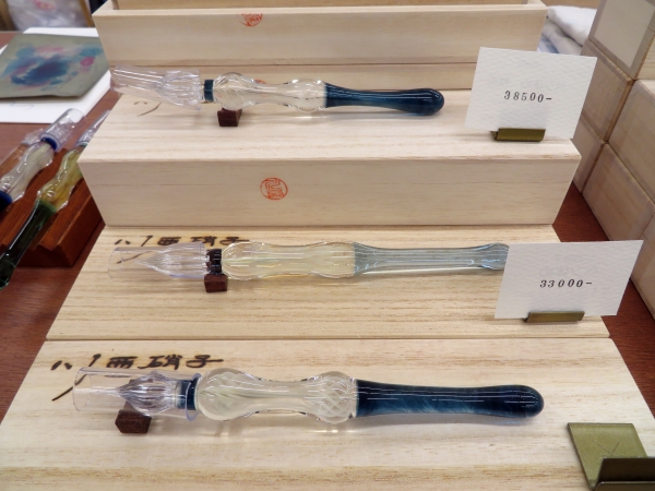 川西硝子で制作されるガラスペンの中で最高ランクのガラスペン。これまでにない滑らかな書き心地を実現するために 溝の本数や重心の位置が考えられています。