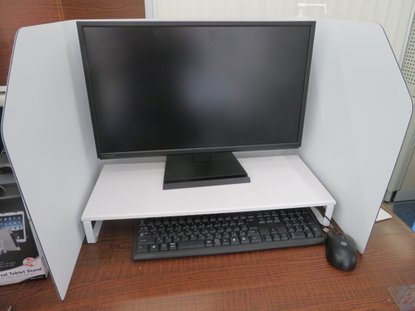 集中できる個人スペースに早変わり。効果バツグンのデスクパーティション「シキッター」