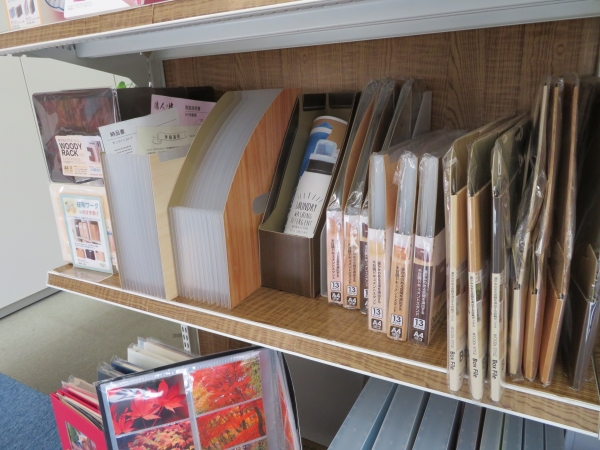 自宅が会社ぽっくなるのはイヤという方へ、インテリアに馴染む木目調の「ウッズスタイル」