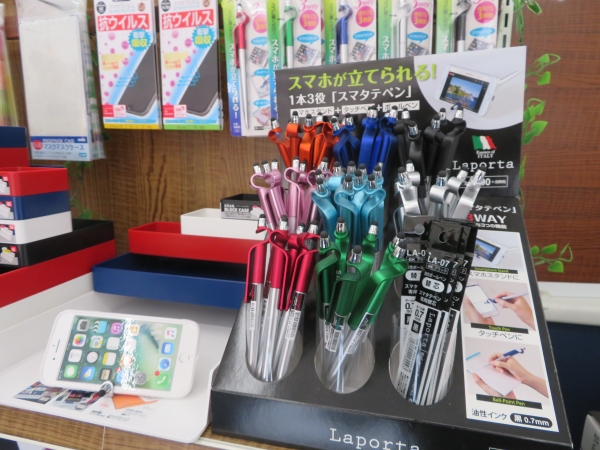 長時間の動画視聴やオンライン会議に置くだけでスマホスタンドになる1本3役「スマタテペン」