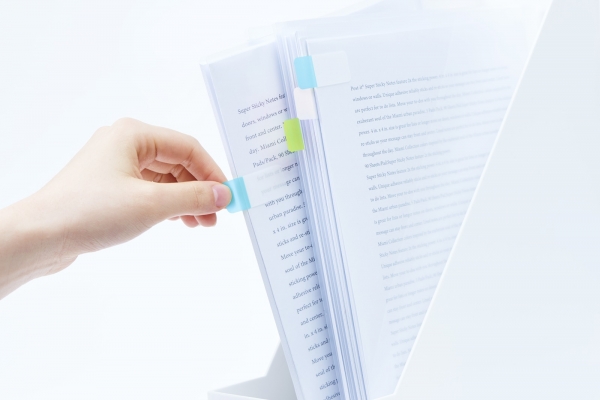 書類の整理整頓に。丈夫で破れにくいフィルム素材なので、持ち運びや長期間の保管が必要な書類の目印として使用できます。