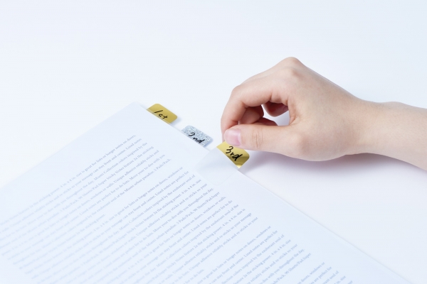 書類のインデックスに。インデックスとして使用できるのはもちろん、ゴールドやシルバーなどを使えば、さらに目立たせることもできます。