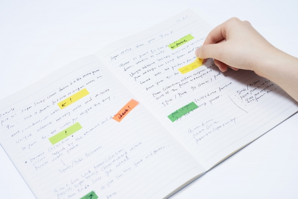 本やノートのハイライトに。下の文字や絵を隠さないので、マーカーを引きたくない本やノートなどのハイライトとして使用できます。