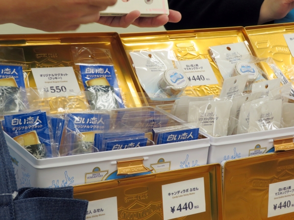 北海道のおみやげの定番「白い恋人」のISHIYA。お菓子をモチーフにしたデザイン文具や雑貨は、かわいい＆レトロなデザインで人気の商品。北海道から旅してきたかわいい文具たち