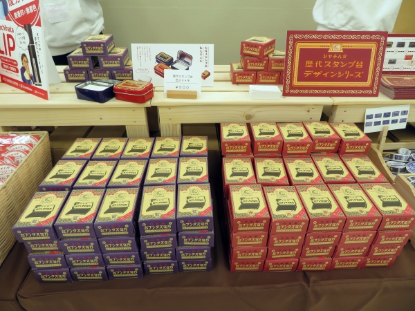 シヤチハタの歴史の始まりと言えば「万年スタンプ台」。そのスタンプ台を再現した缶ケースに、メモが入った「歴代スタンプ台缶メモ」