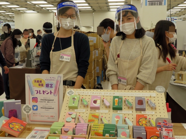 トンボ鉛筆の販売する商品は「描く・消す・貼る」から４品種、今期テーマ「ときめきの文具旅」に沿ったときめきデザインの女子博限定品です！