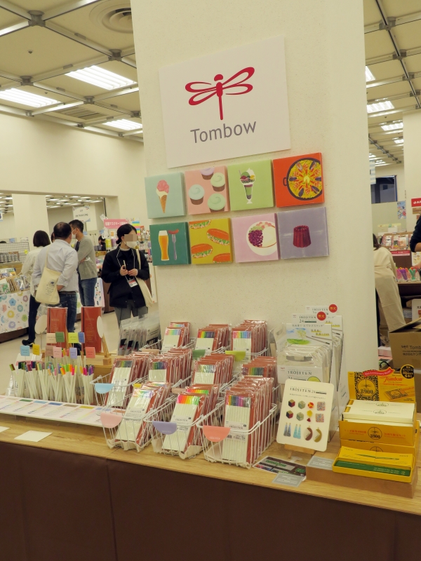 色鉛筆 「ＩＲＯＪＩＴＥＮ１０色セット 限定品」は、ＩＲＯＪＩＴＥＮをトーン別１０本単位で販売する女子博限定のスペシャルパッケージ。憧れの「Vol.2 vivid tone」、あの人にプレゼントしたい「Vol.4 pale tone」、心を癒す「Vol.9 dull tone」お好みのトーンだけをチョイス