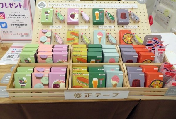 女子博限定品、修正テープ「モノエアーつめ替えタイプ５㎜ 限定柄」は、世界８ヵ国の人気スイーツ＆フーズをイラストであしらった本体デザインとパッケージ