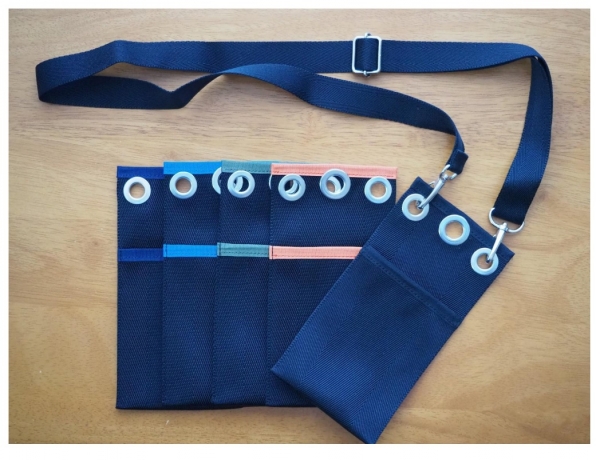 本体は黒一色。ポケット部分は全５色。落ち着いた色を中心に、一部、挿し色になるような明るい色も 用意しています