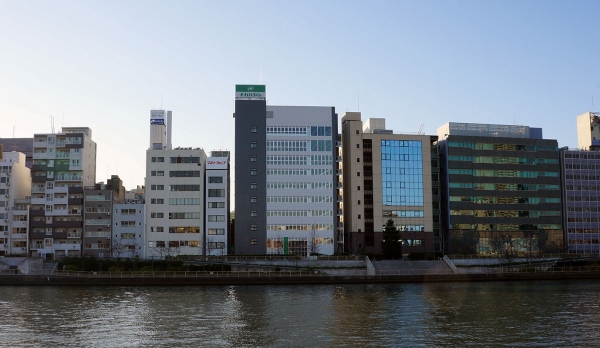 本社機能の拡充、グループ会社の集約、職場環境の改善を通して生産性の向上を目指します