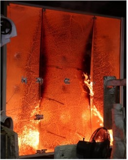 写真2：従来品の過熱状況(面外方向へ変形し炎噴出)