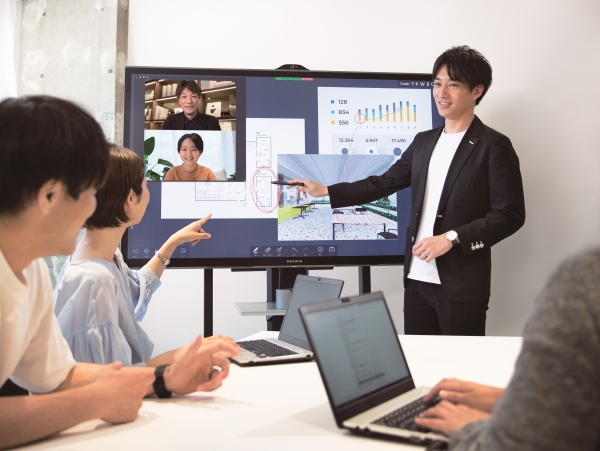 写真：次世代インタラクティブ型コミュニケーションツール「MAXHUB」使用イメージ