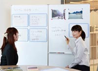 座ったままでも書き込みしやすい縦型フォルム。スムーズにミーティングが進行します。マグネット付トレイはお好きな高さに取り付けられます。