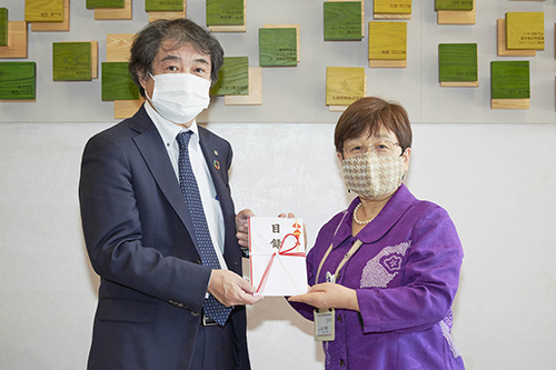 執行役員 太田伸司(左)と東京都看護協会 山元恵子会長(右)