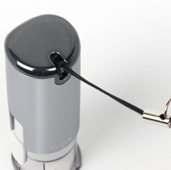 携帯に便利なストラップ穴付き！