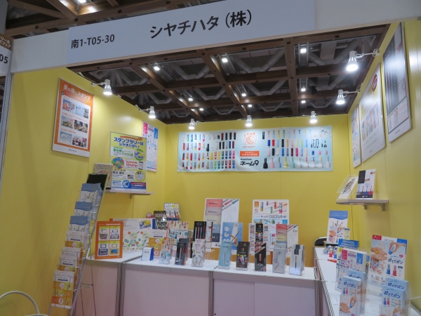 シヤチハタは、ネーム９シーリズなど各種商品チラシを置き販促提案