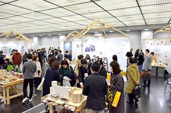 外部審査を通過したデザインが特に優れた商品のみが出展できる人気の特別企画です。 おうち時間を豊かにするデザイン雑貨や食品が集まります。