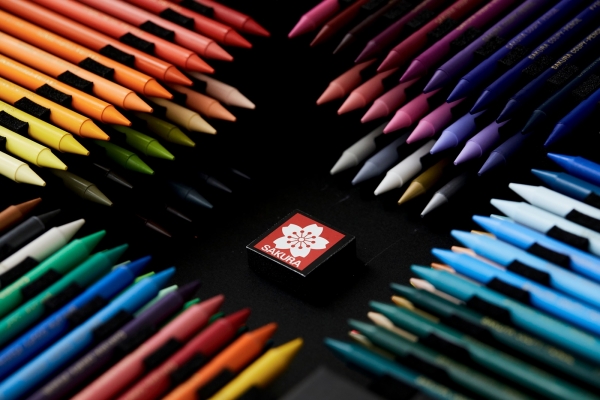 100色のクーピーの中心にはサクラのシンボルマークを