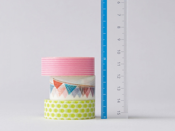 メモリが端（はし）からついているので、高さや深さが測りやすい