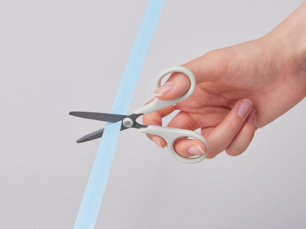 フッ素コートを施したステンレス刃を採用。テープを切ってもベタつかない