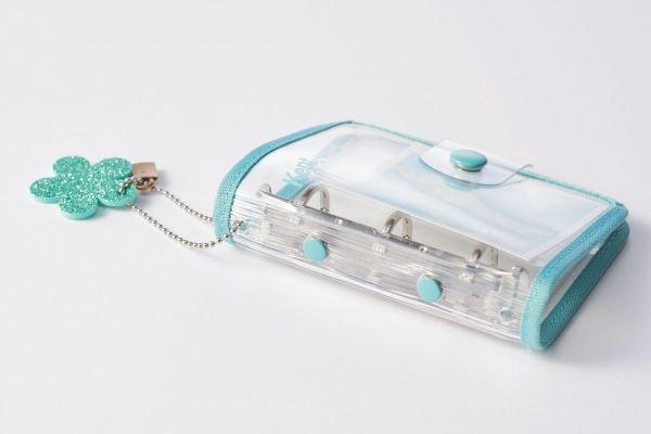 好きなキーチェーンも付けられるストラップホール付き