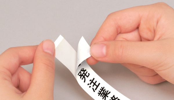 ■糊残りしにくいテープやハーフカット機能搭載で、業務の「効率化」に貢献