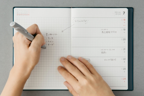 予定を見ながら左手でメモが書ける　週間ライト式