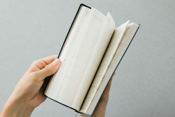 右開きだから左手でページを探しやすい