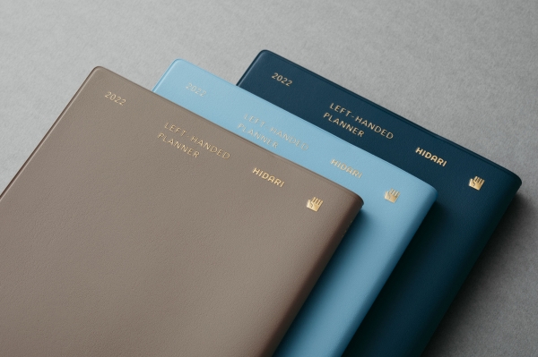 カラーはグレイッシュベージュ、ネイビー、ライトブルーの３カラー