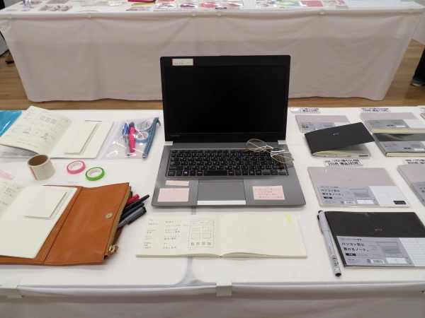 リモートワークに最適。パソコン前に置けるノート。「isshoni.ノート デスク 厚口 方眼/デイリー」PC13インチとPC15インチ対応　ダイゴー